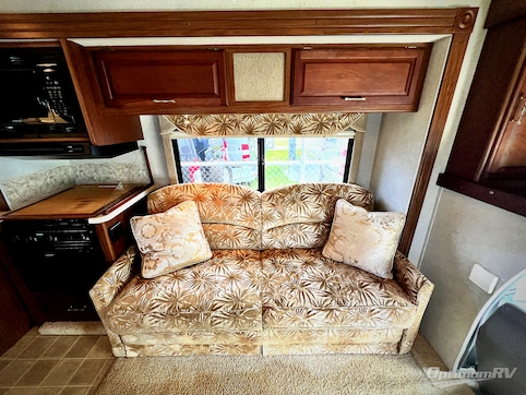 2005 Winnebago Minnie Winnie 30V RV Photo 2