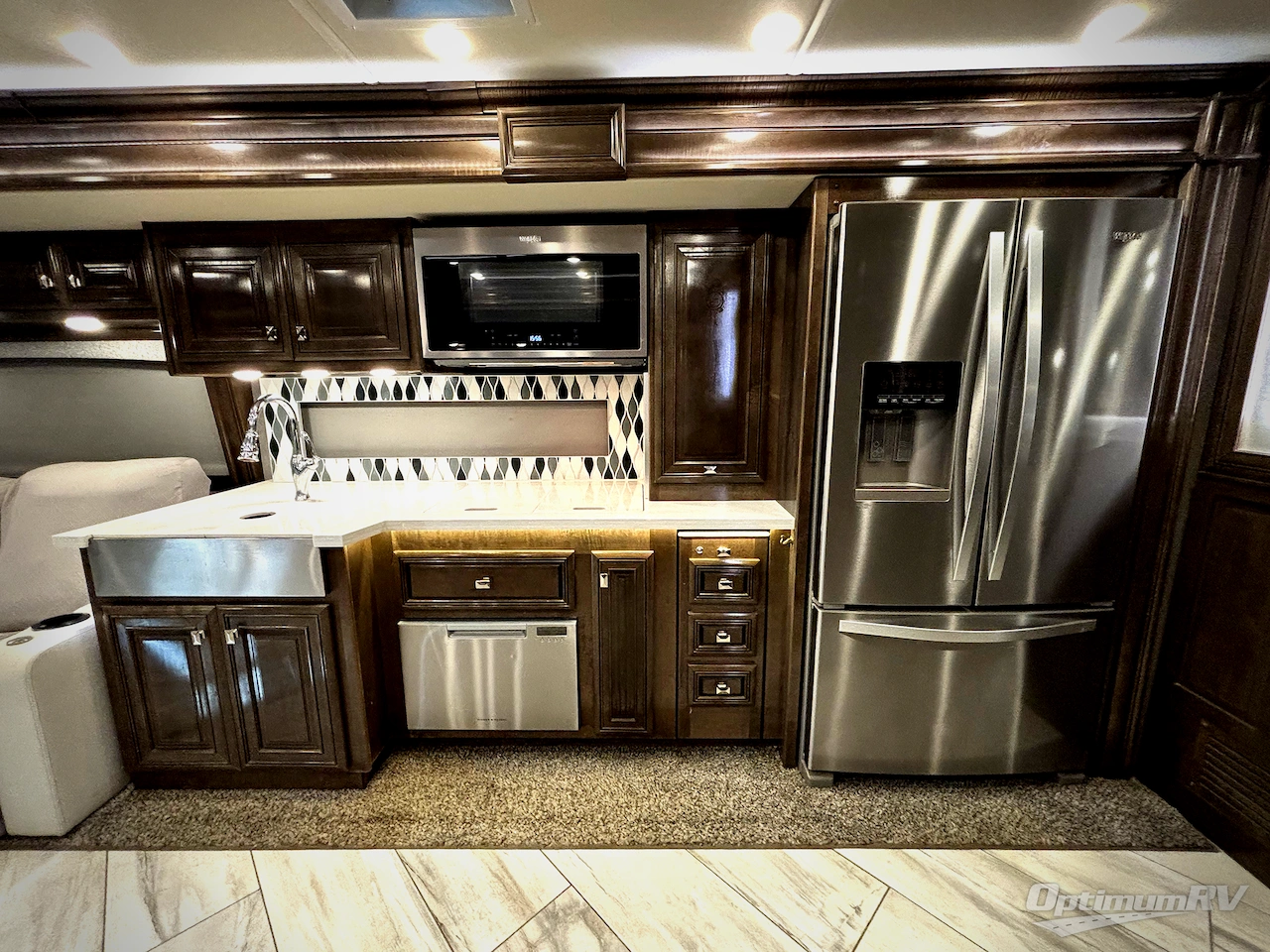 2021 Fleetwood Discovery LXE 44H Photo 6