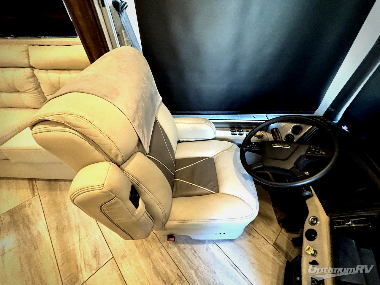 2021 Fleetwood Discovery LXE 44H Photo 7