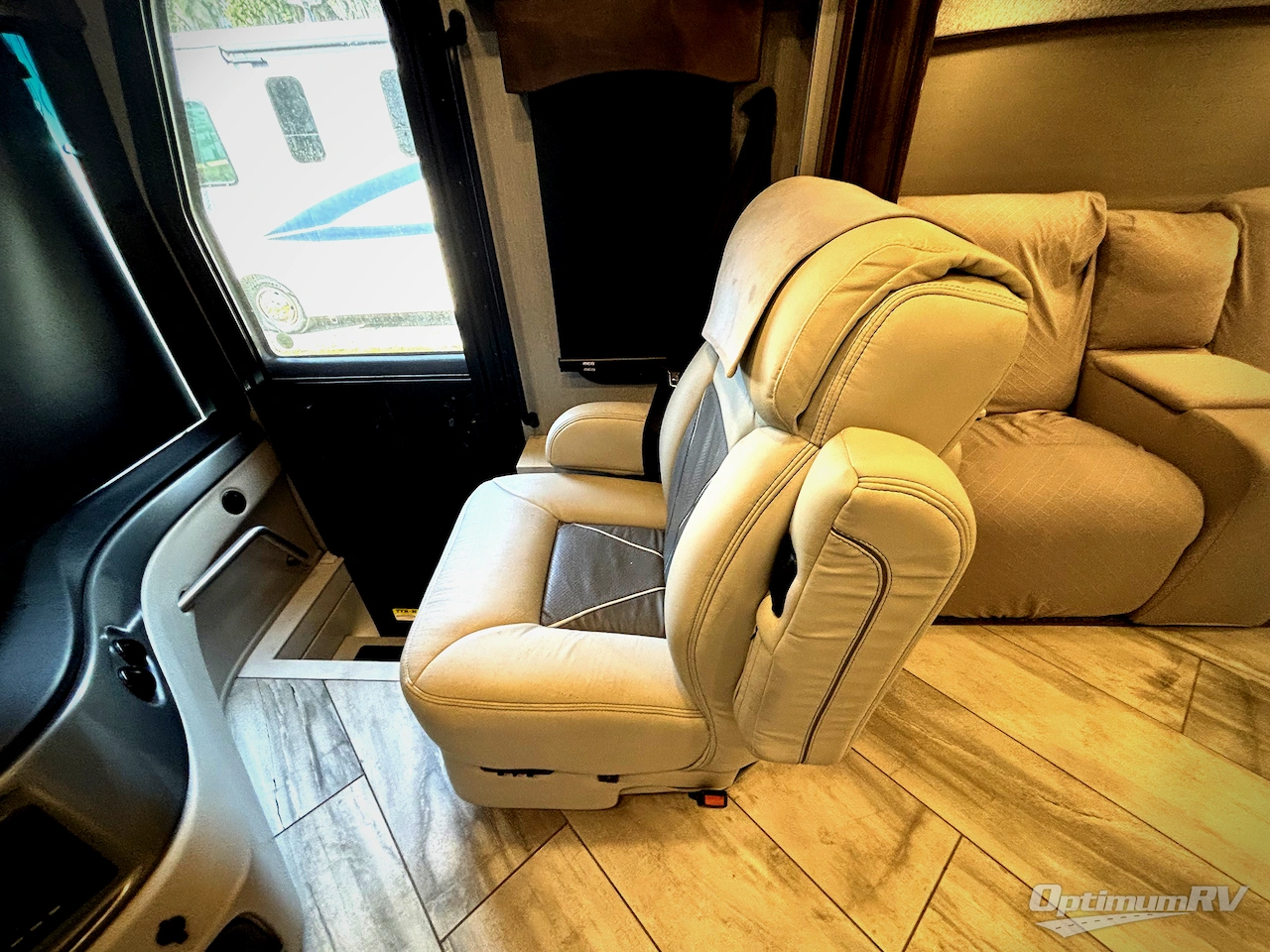 2021 Fleetwood Discovery LXE 44H Photo 9