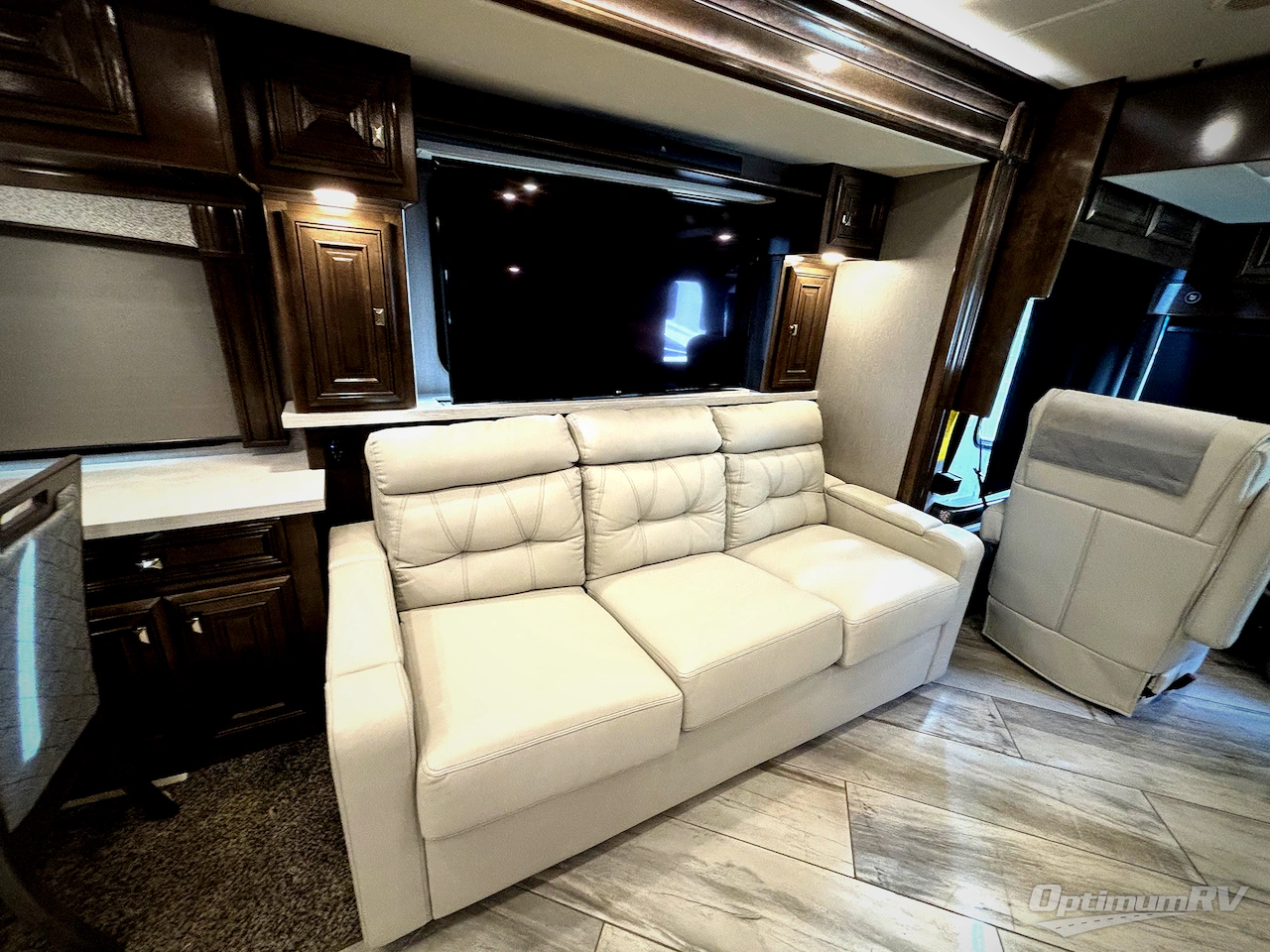 2021 Fleetwood Discovery LXE 44H Photo 11