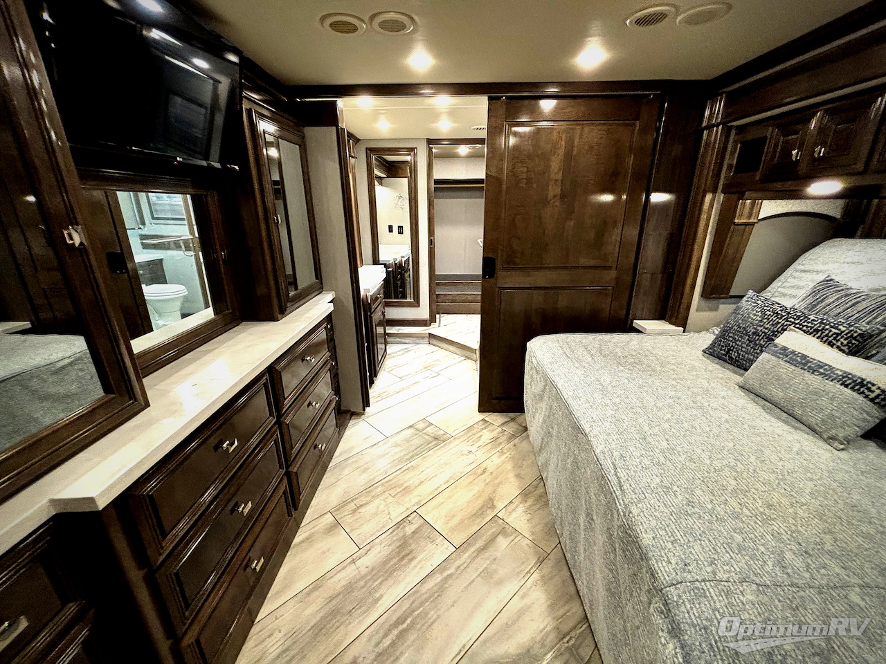 2021 Fleetwood Discovery LXE 44H Photo 16