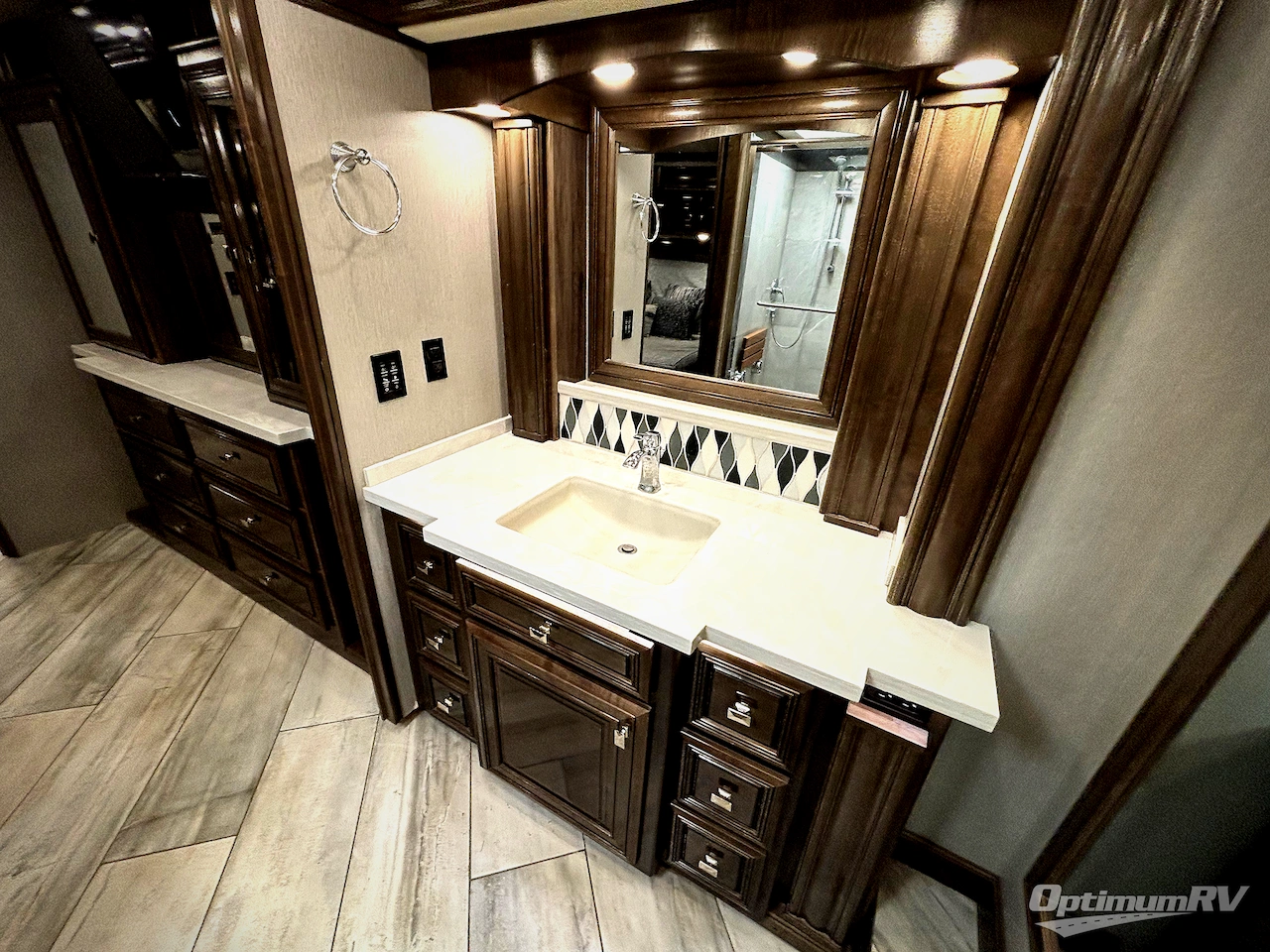 2021 Fleetwood Discovery LXE 44H Photo 20