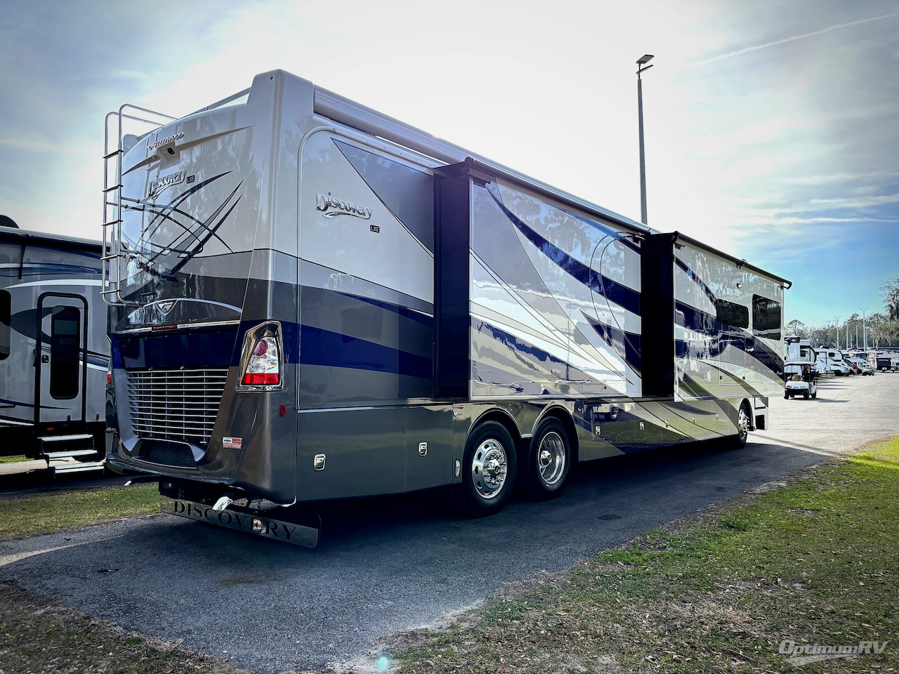 2021 Fleetwood Discovery LXE 44H Photo 2