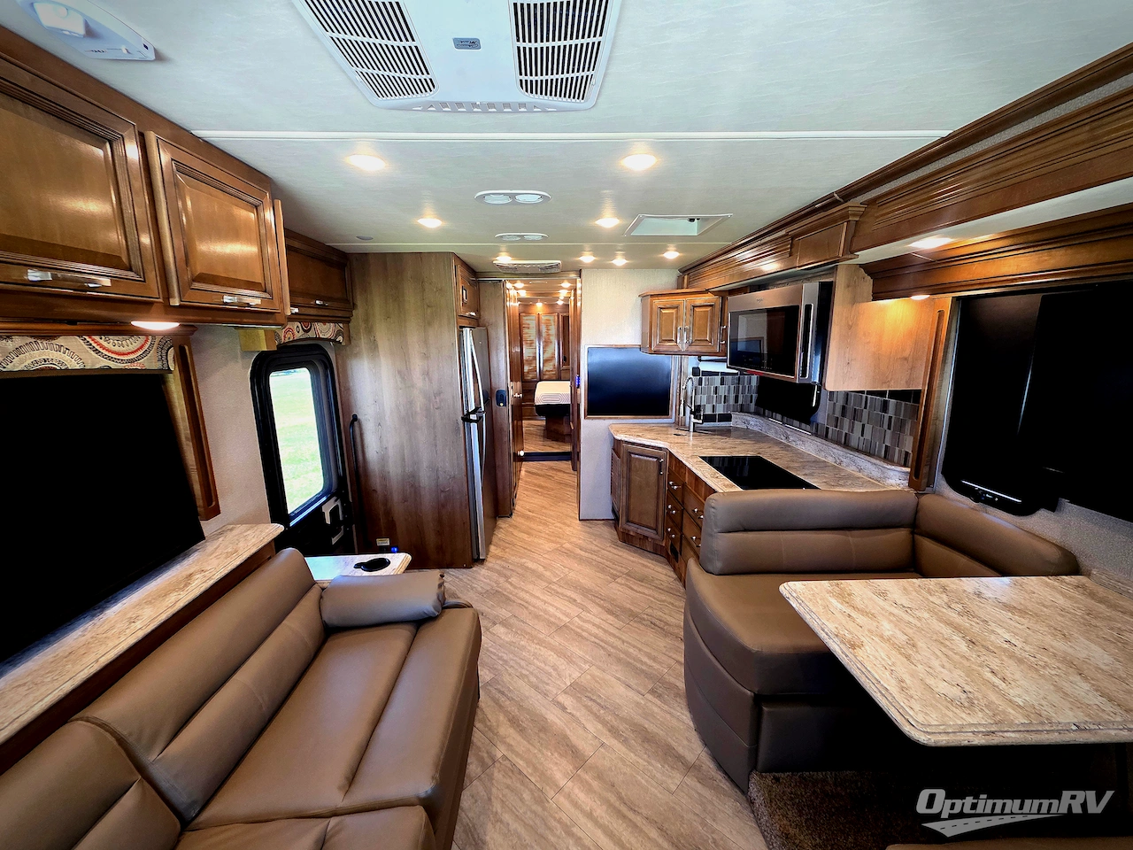2019 Fleetwood Pace Arrow 35E Photo 4
