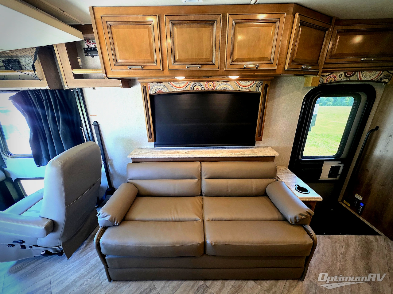 2019 Fleetwood Pace Arrow 35E Photo 9