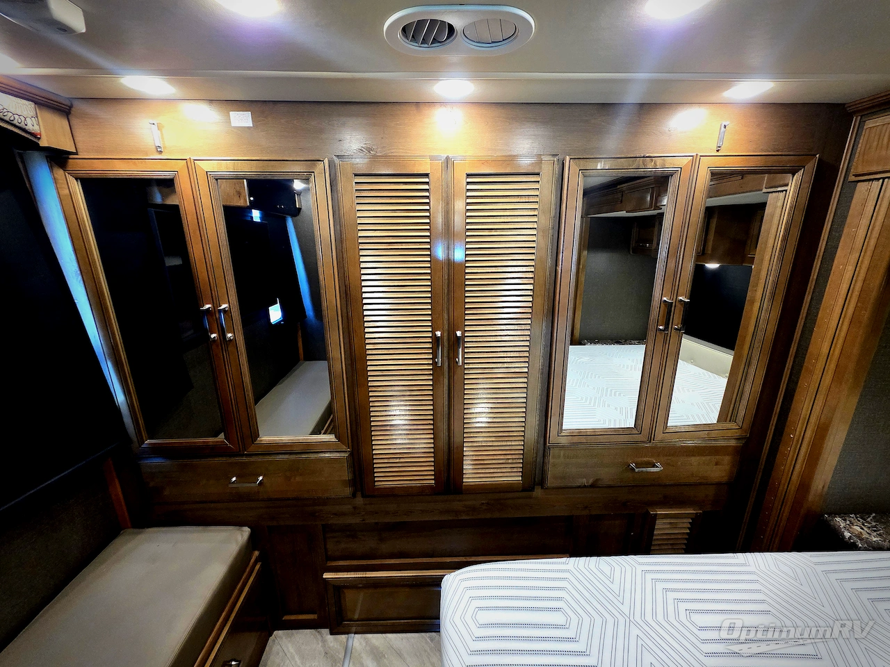 2019 Fleetwood Pace Arrow 35E Photo 19