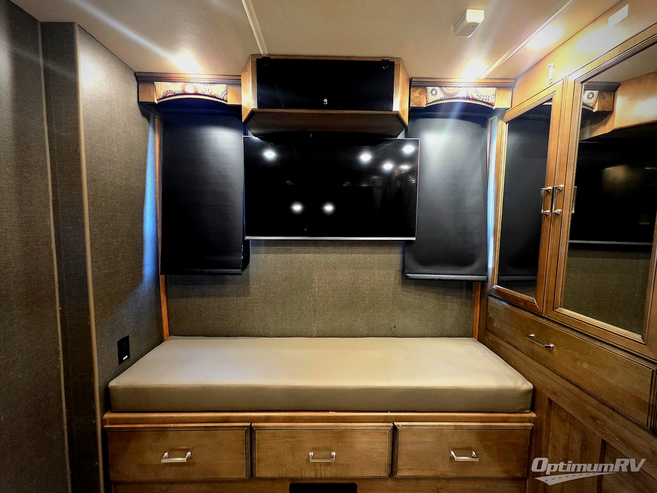 2019 Fleetwood Pace Arrow 35E Photo 20