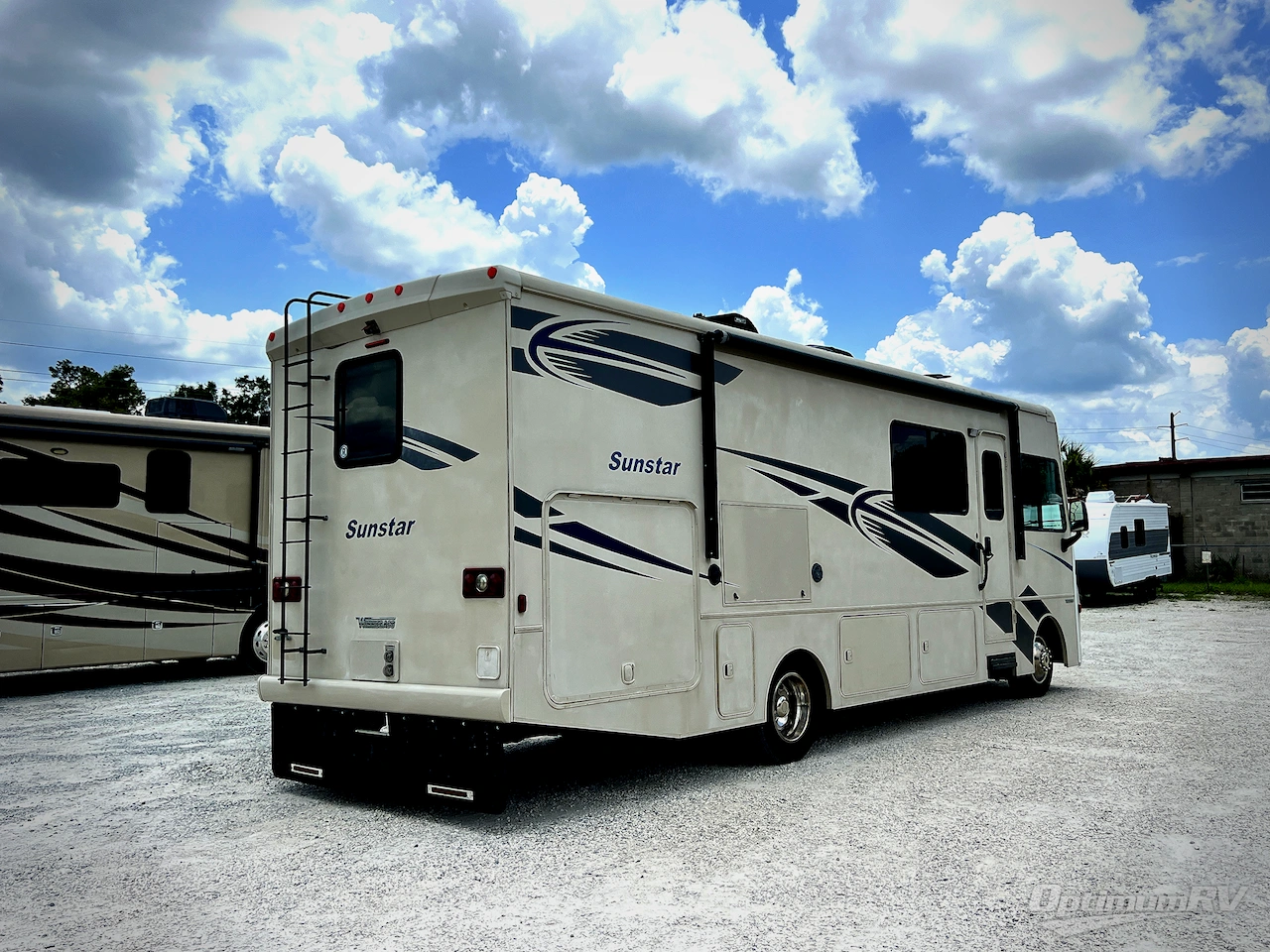 2017 Winnebago Sunstar 29VE Photo 2