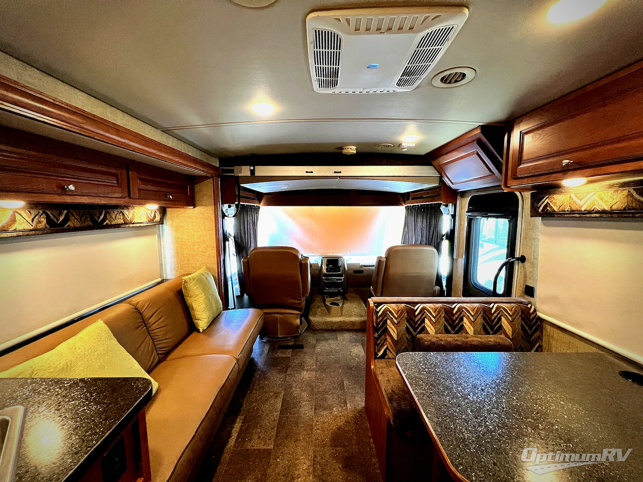 2017 Winnebago Sunstar 29VE Photo 5