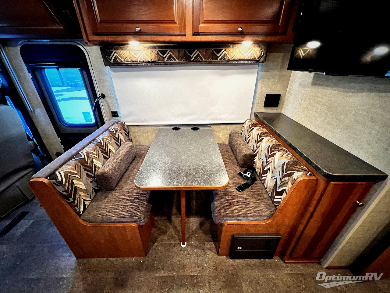 2017 Winnebago Sunstar 29VE Photo 11