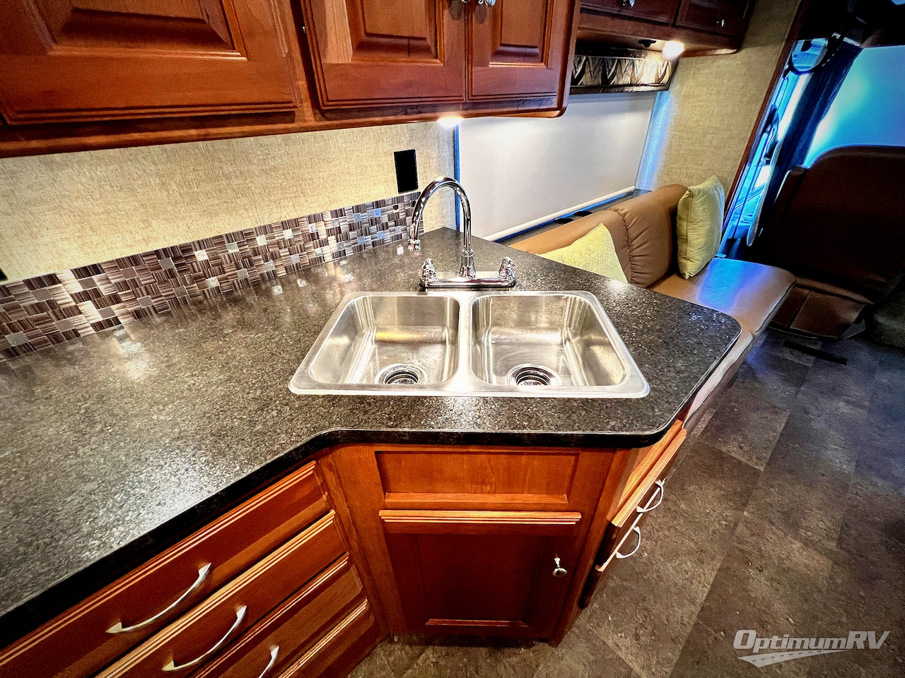 2017 Winnebago Sunstar 29VE Photo 14