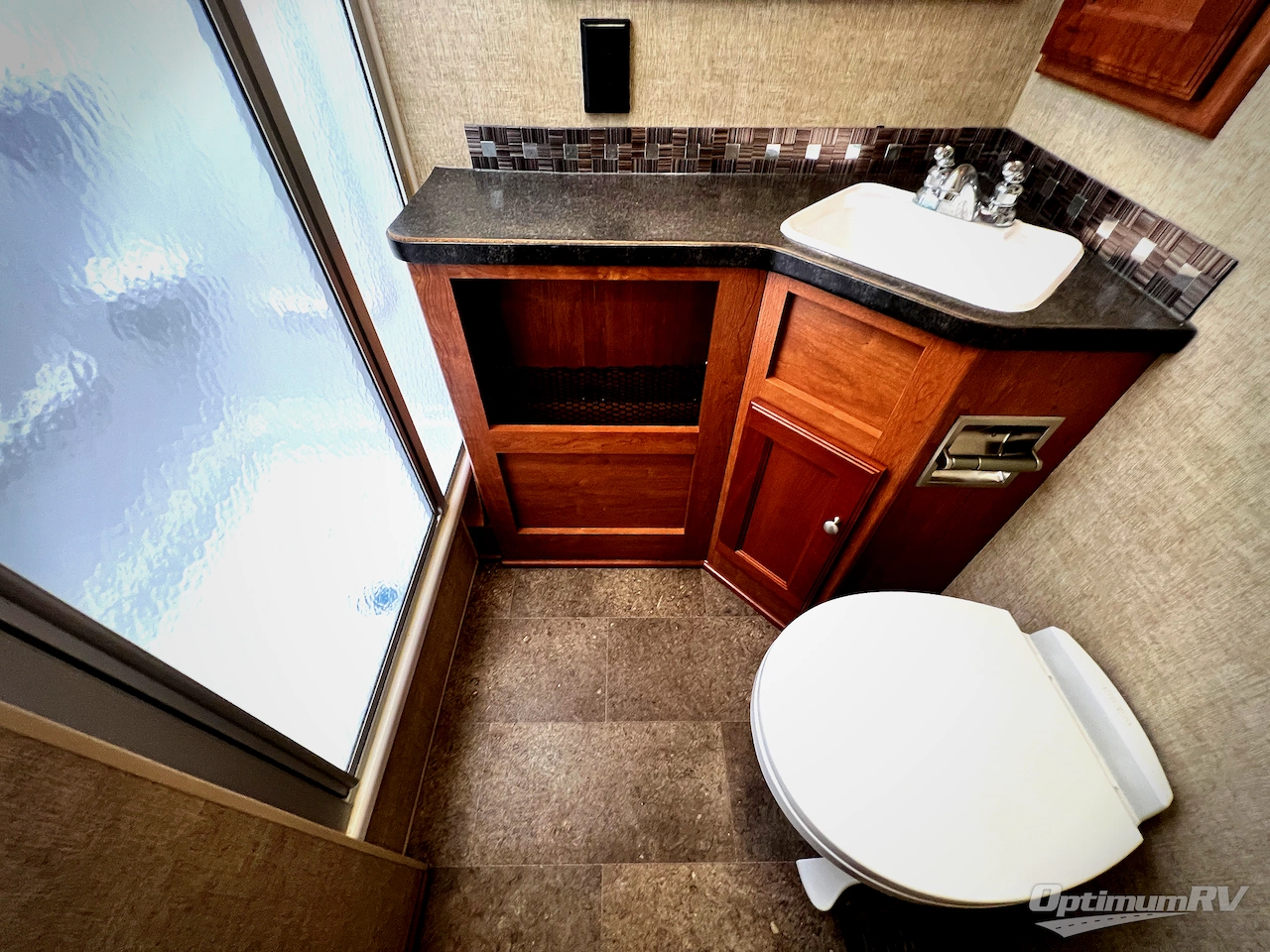 2017 Winnebago Sunstar 29VE Photo 16