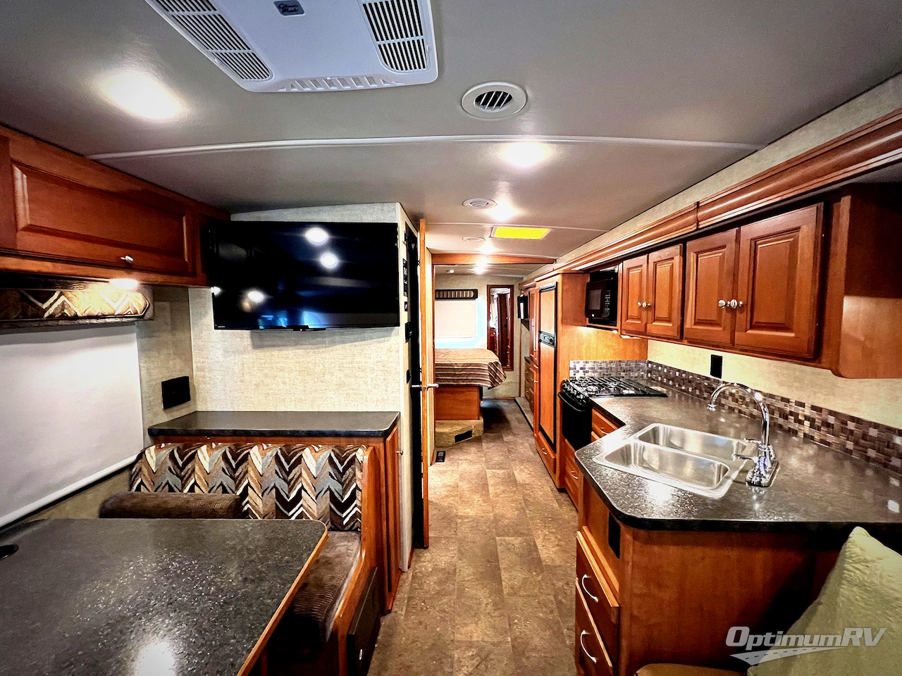 2017 Winnebago Sunstar 29VE Photo 4