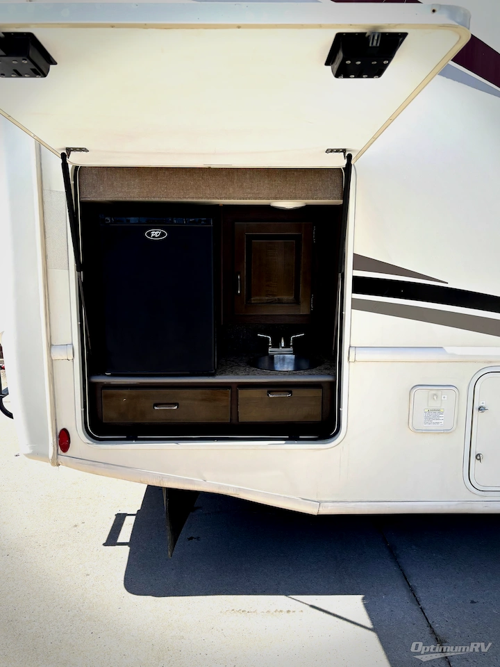 2018 Thor Hurricane 29M Photo 4