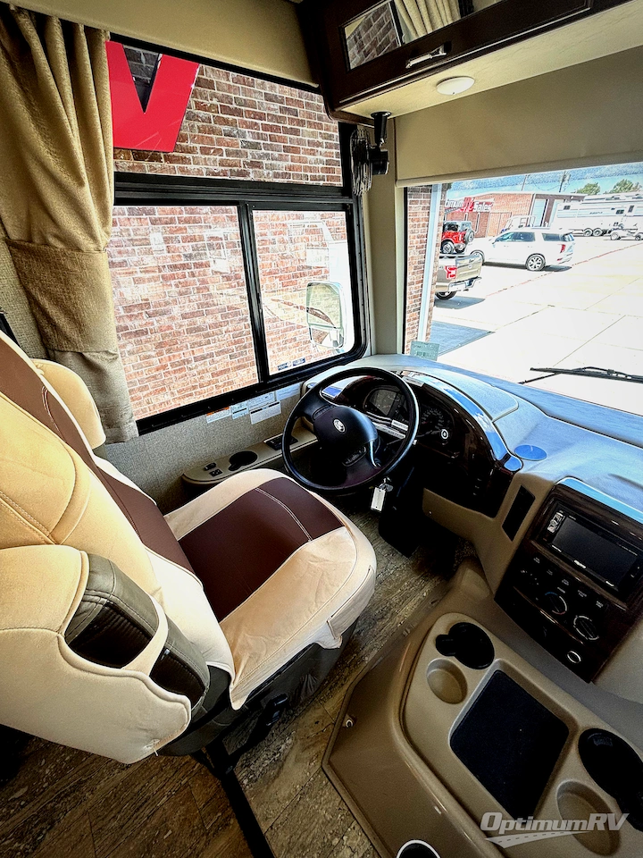 2018 Thor Hurricane 29M Photo 9