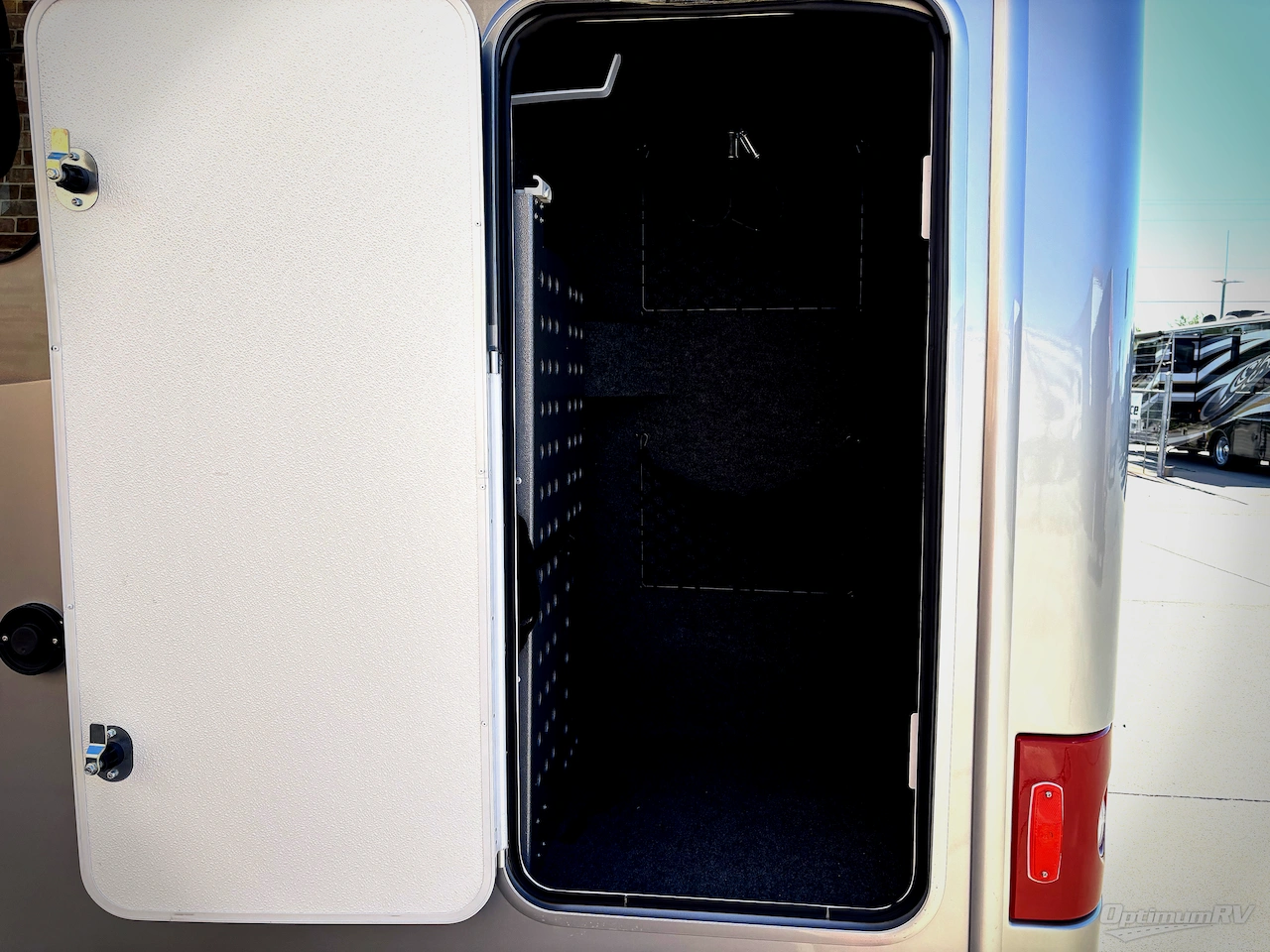 2024 Leisure Travel Unity U24MBL Photo 4