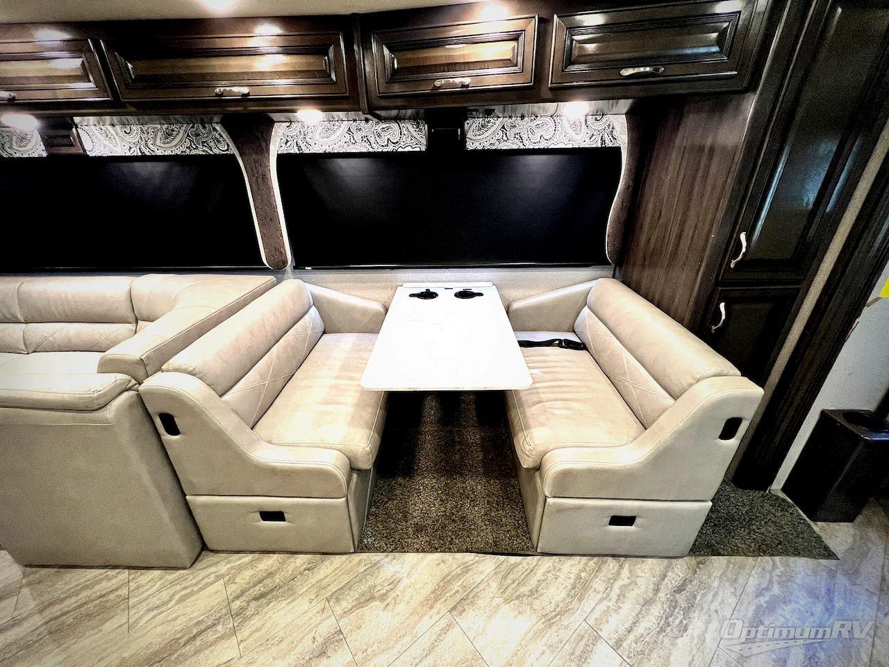 2020 Fleetwood Bounder 33C Photo 9