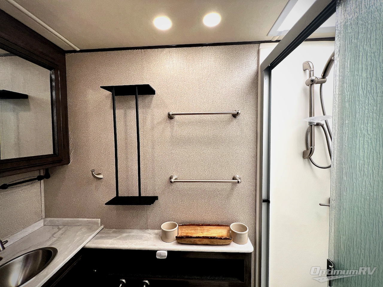 2020 Fleetwood Bounder 33C Photo 16