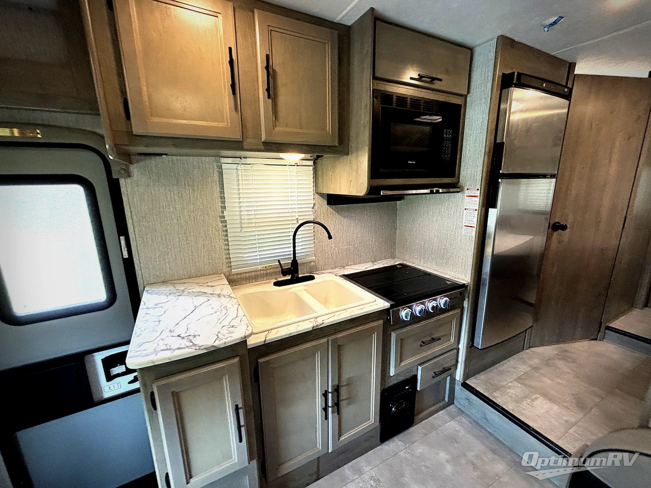 2021 Coachmen Freelander 21RS Chevy 4500 Photo 5