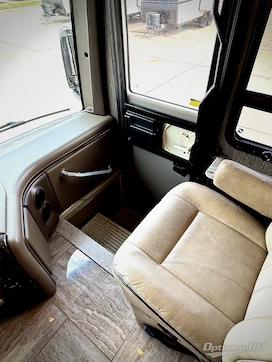 2018 Thor Aria 3901 RV Photo 2