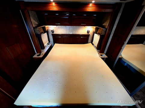 2008 Fleetwood Discovery 40X RV Photo 4