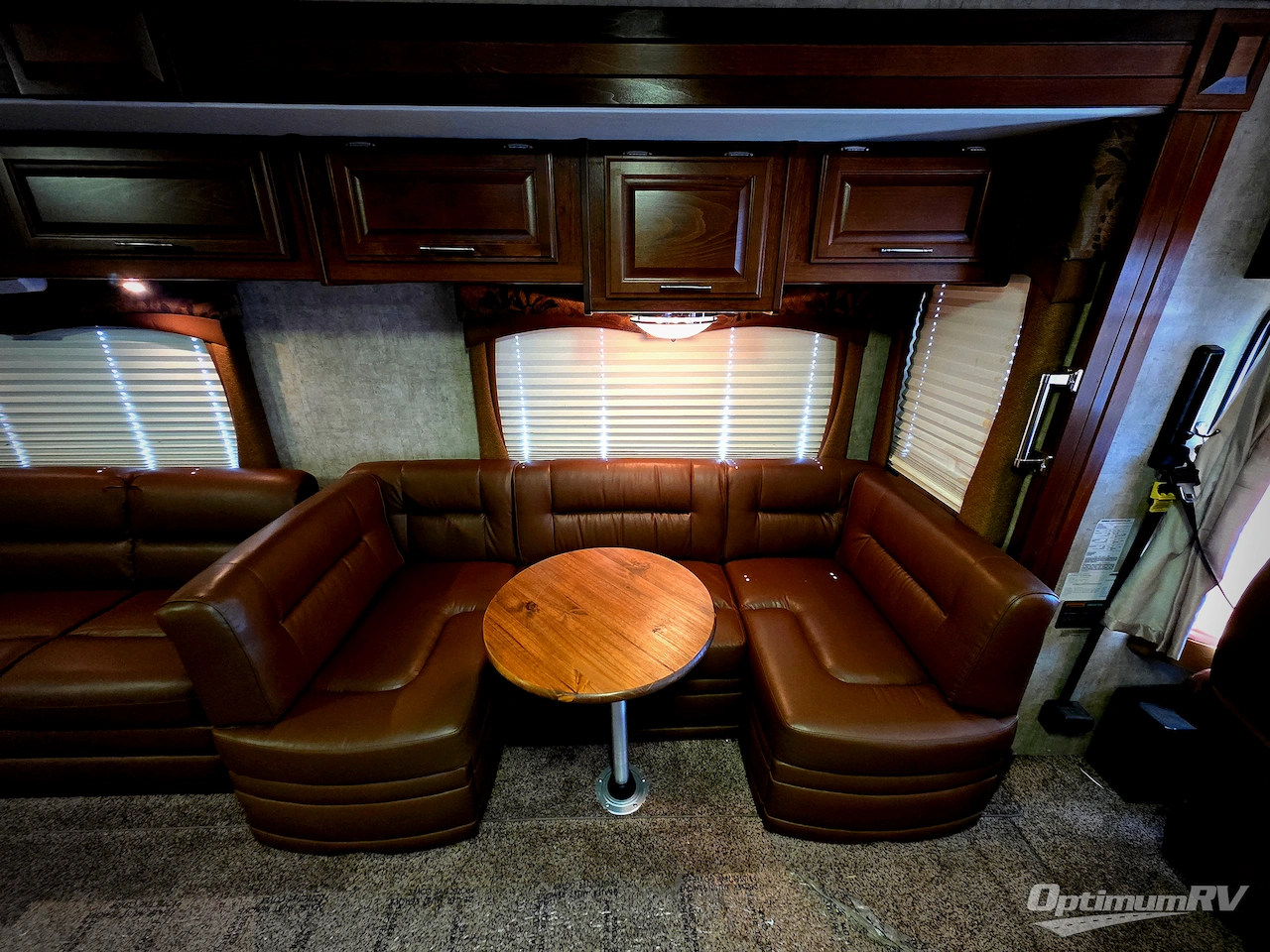 2008 Fleetwood Discovery 40X Photo 9