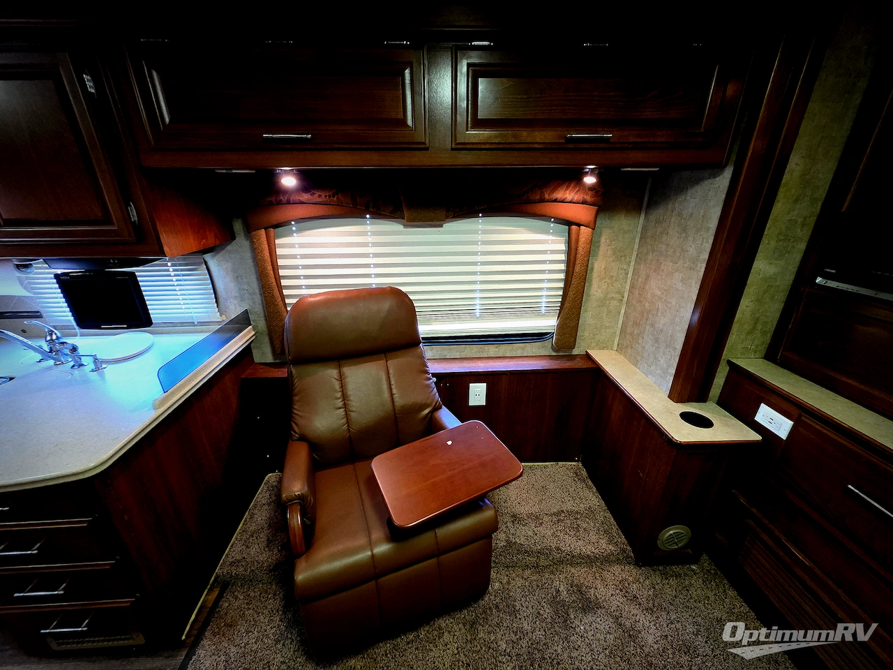 2008 Fleetwood Discovery 40X Photo 12
