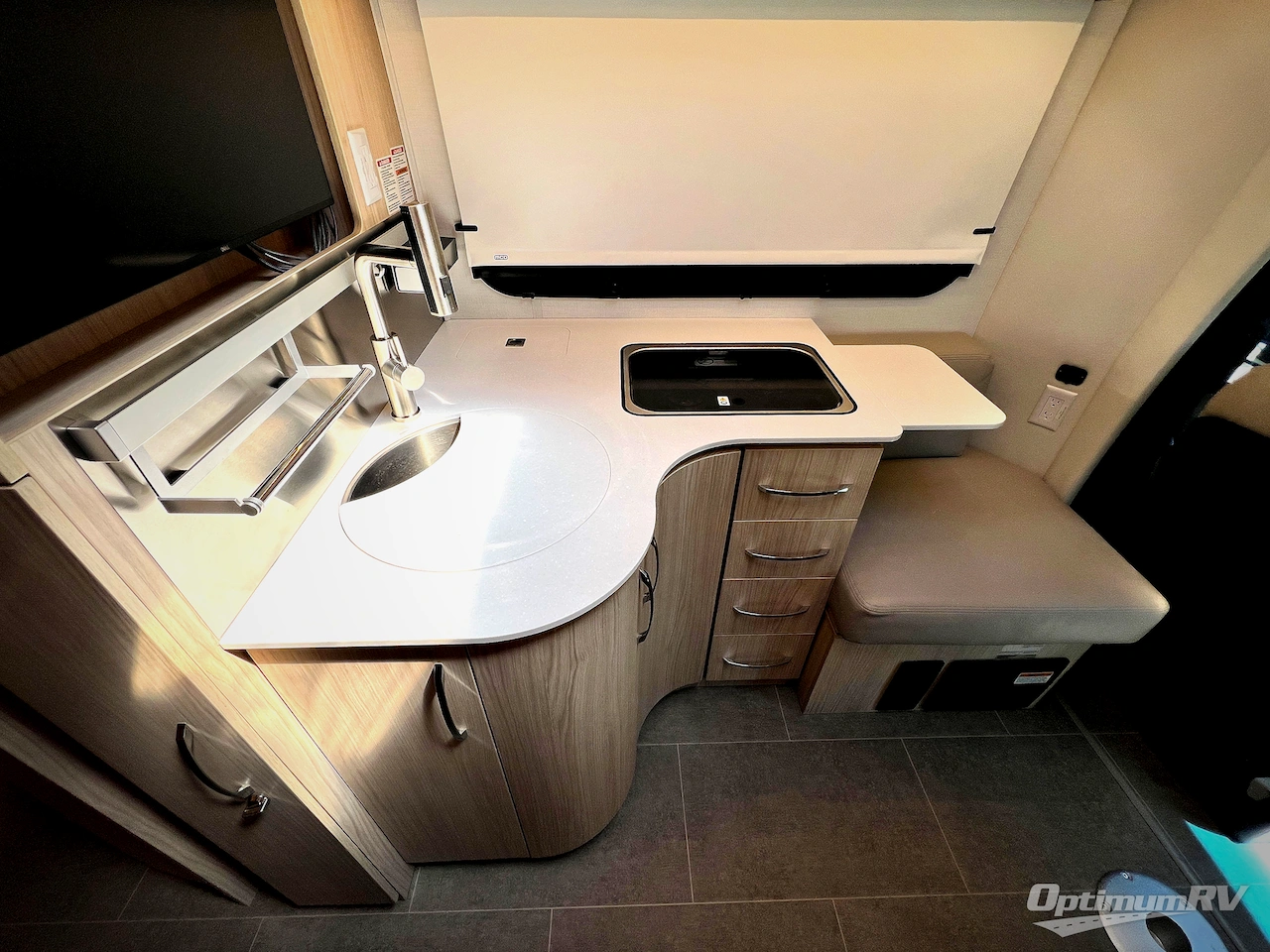 2024 Leisure Travel Unity U24TB Photo 11