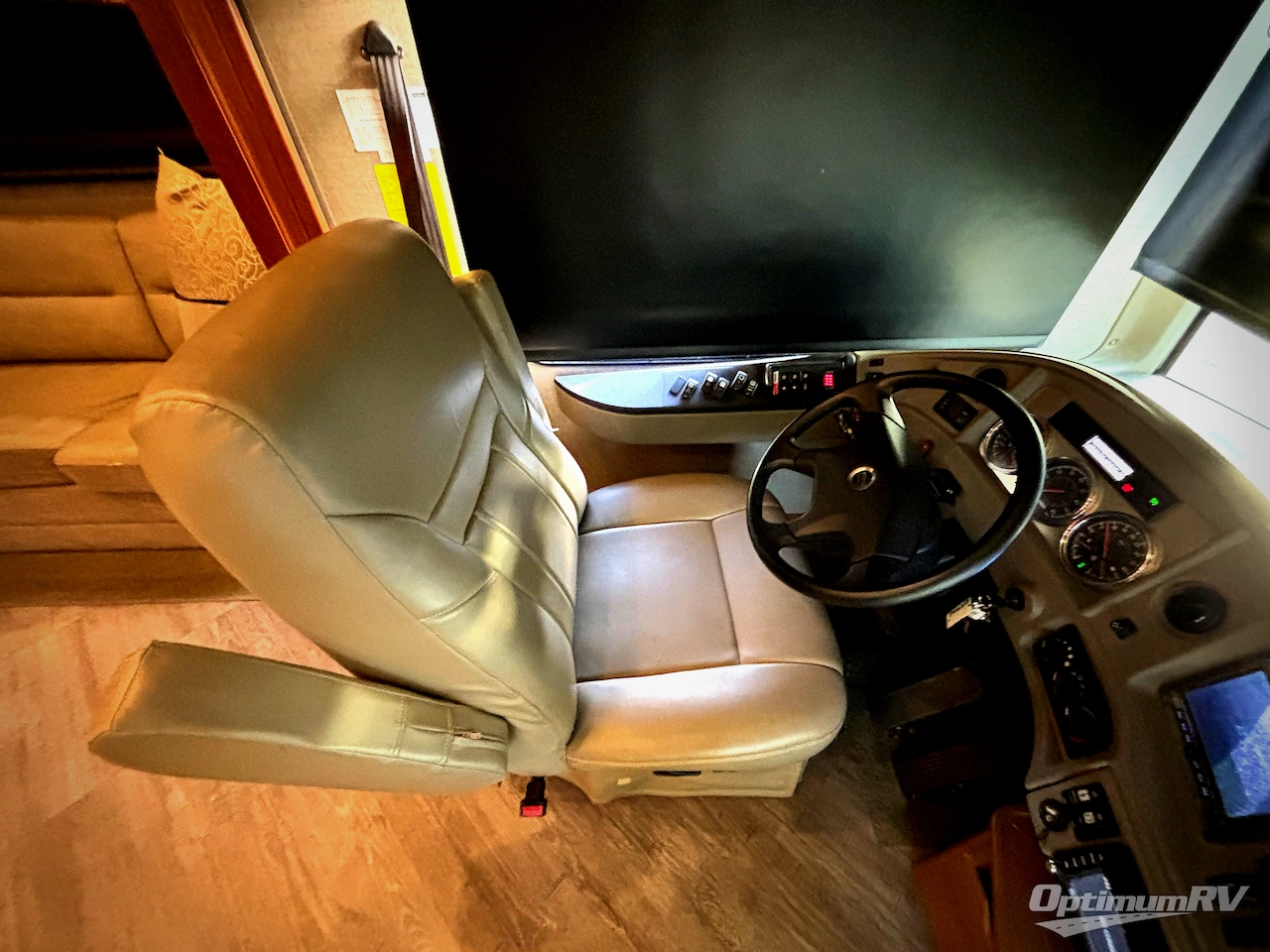 2017 Fleetwood Pace Arrow LXE 38F Photo 6