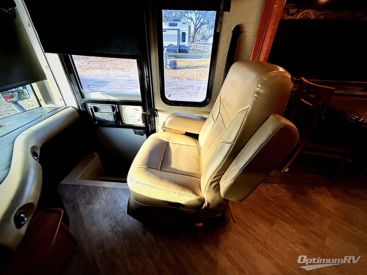 2017 Fleetwood Pace Arrow LXE 38F Photo 8