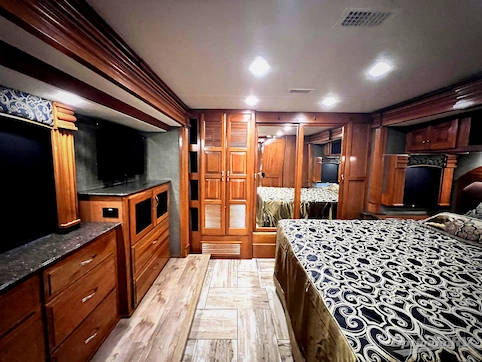2017 Fleetwood Discovery 37R RV Photo 4