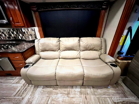 2017 Fleetwood Discovery 37R RV Photo 3