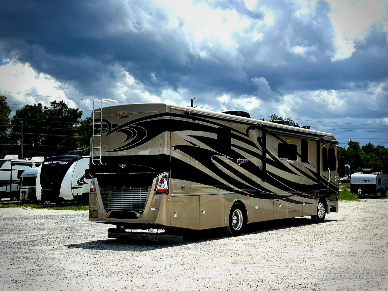 2017 Fleetwood Discovery 37R Photo 2