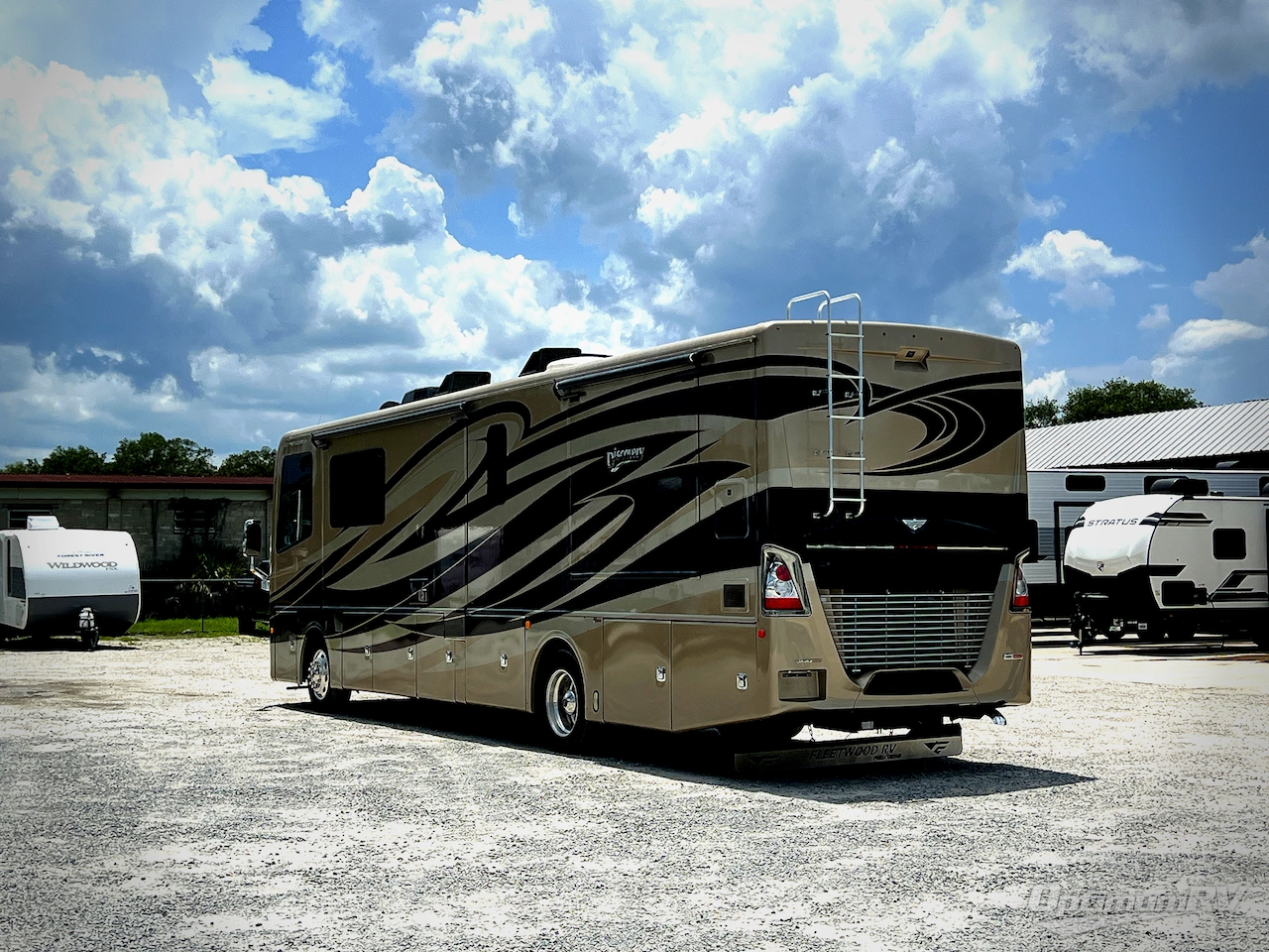 2017 Fleetwood Discovery 37R Photo 3