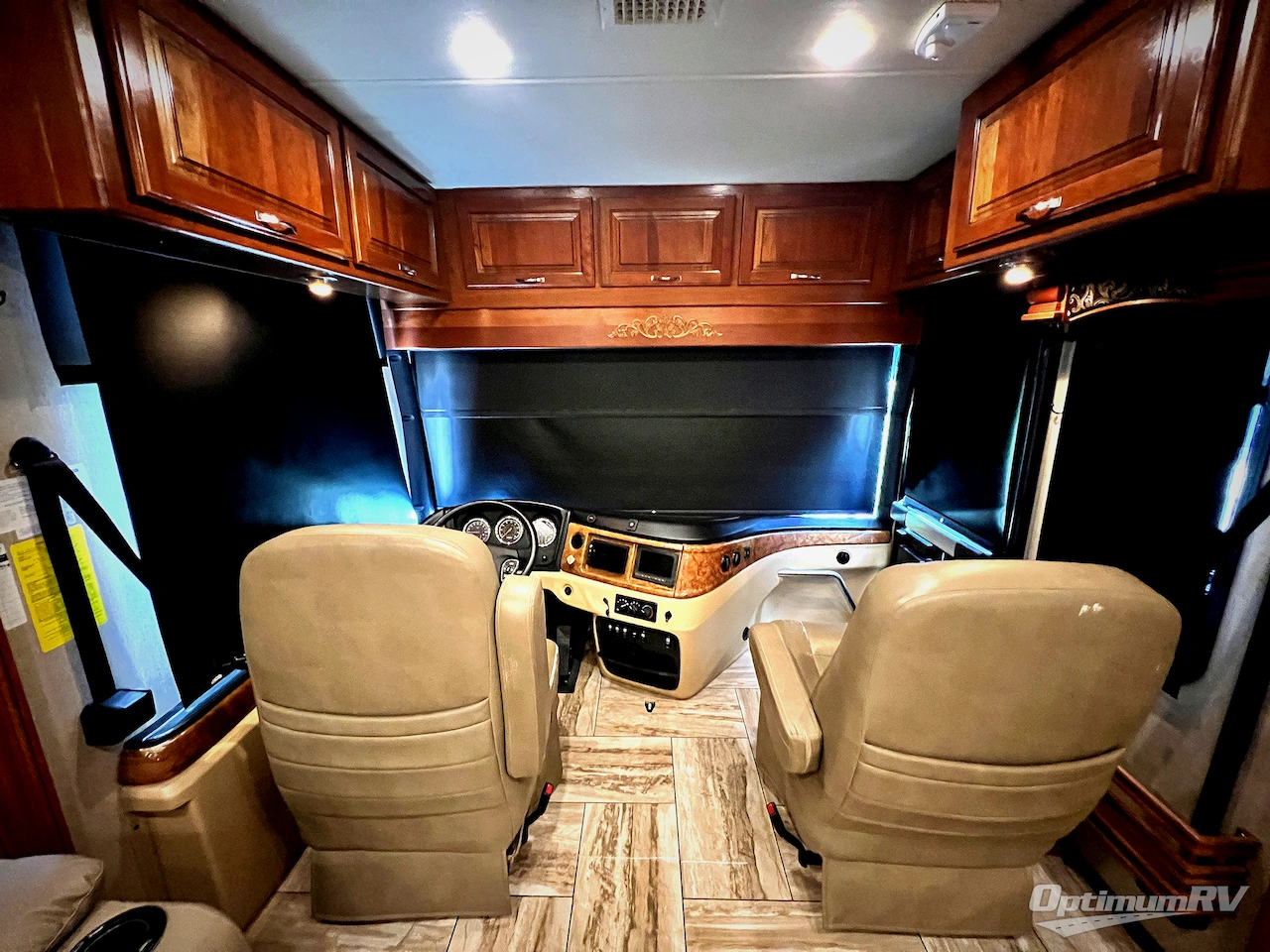 2017 Fleetwood Discovery 37R Photo 6
