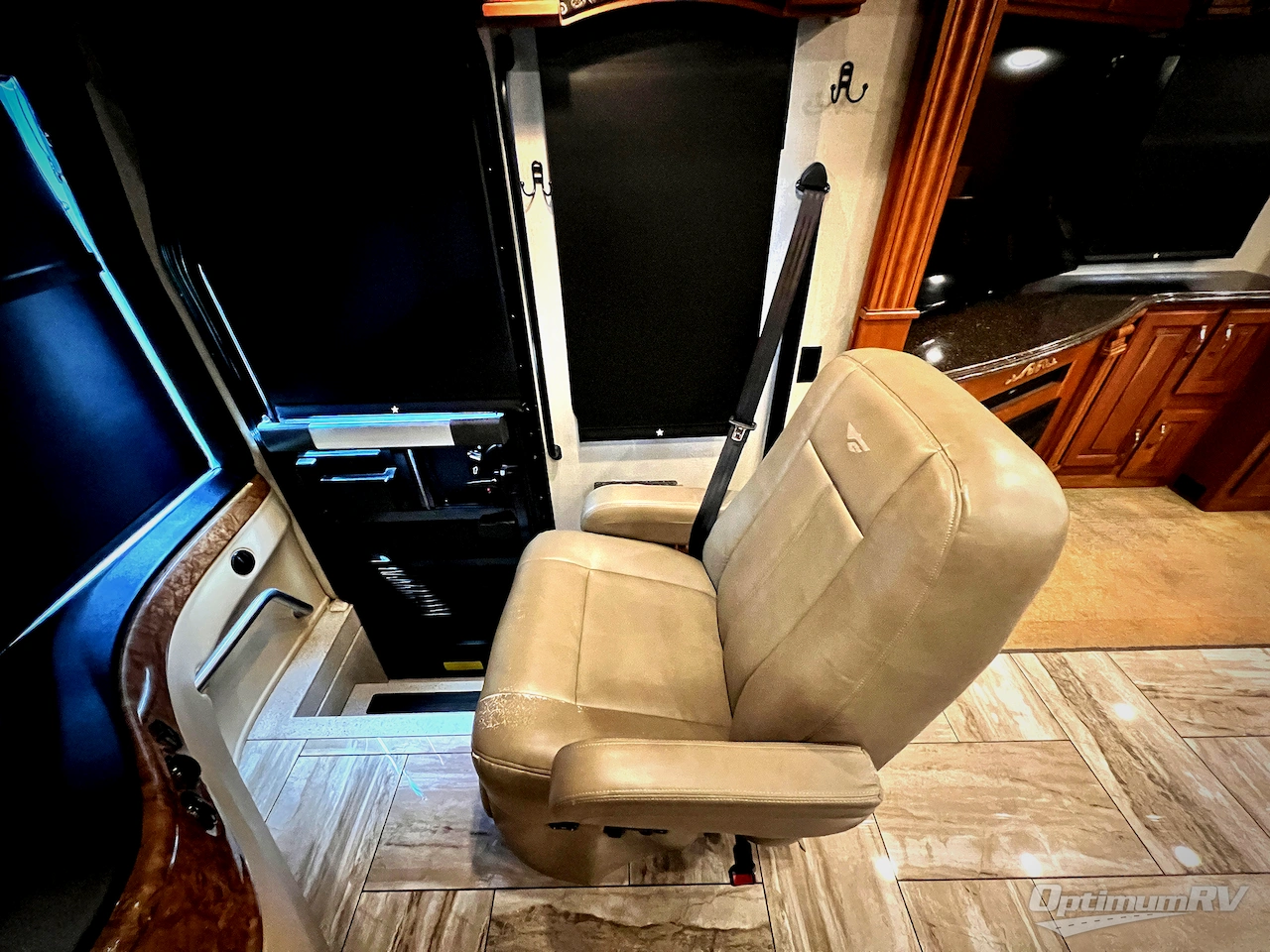2017 Fleetwood Discovery 37R Photo 9