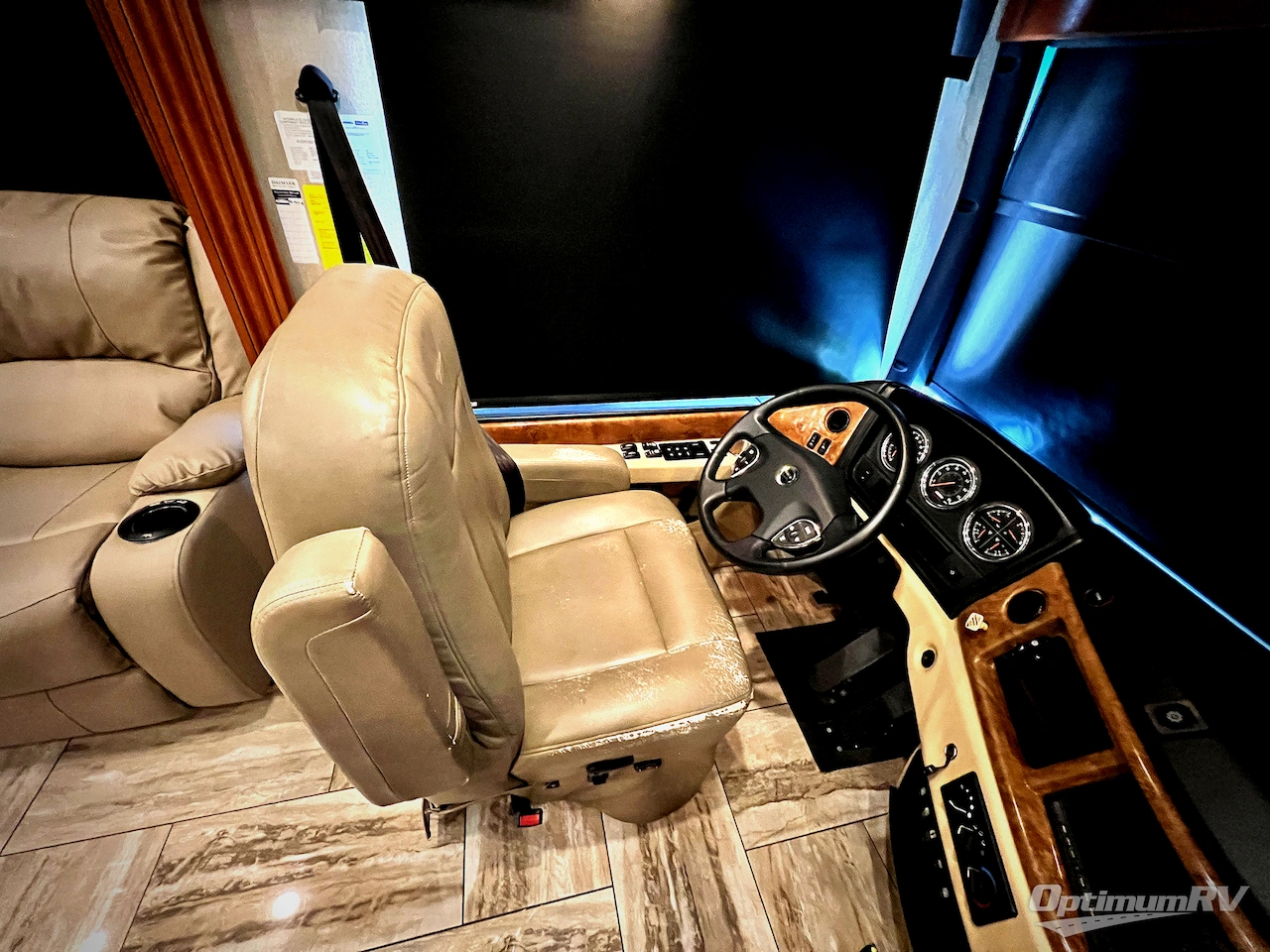 2017 Fleetwood Discovery 37R Photo 7