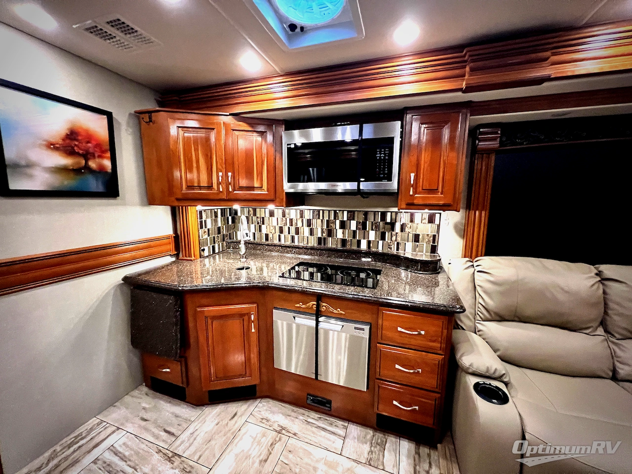 2017 Fleetwood Discovery 37R Photo 14