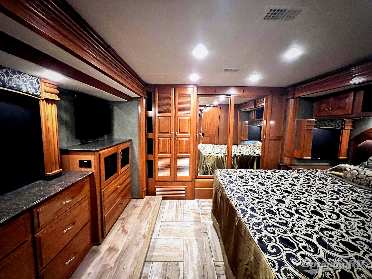 2017 Fleetwood Discovery 37R Photo 19
