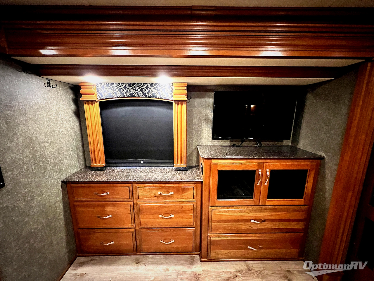 2017 Fleetwood Discovery 37R Photo 22