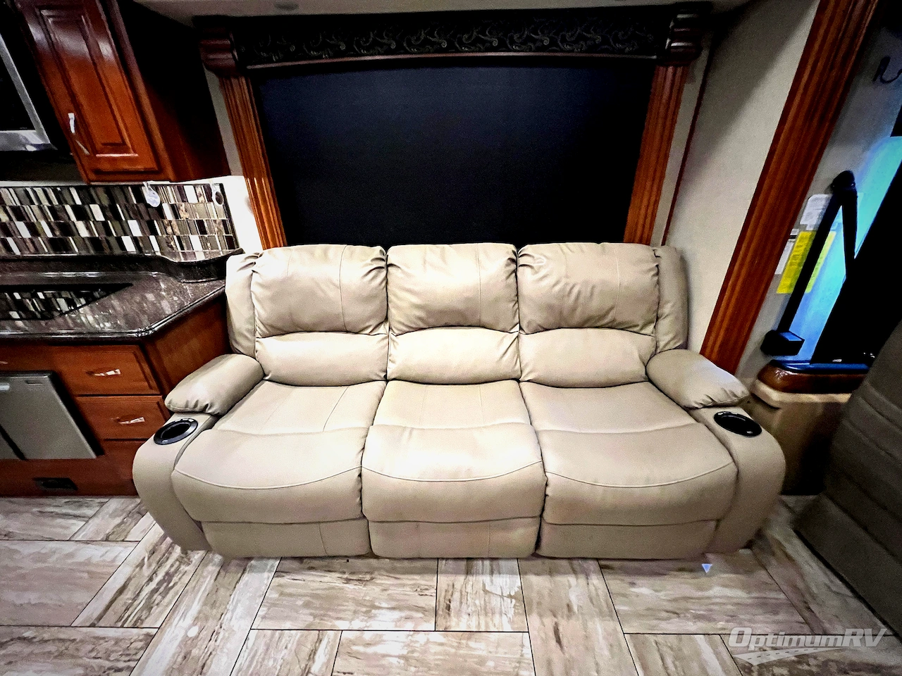 2017 Fleetwood Discovery 37R Photo 13