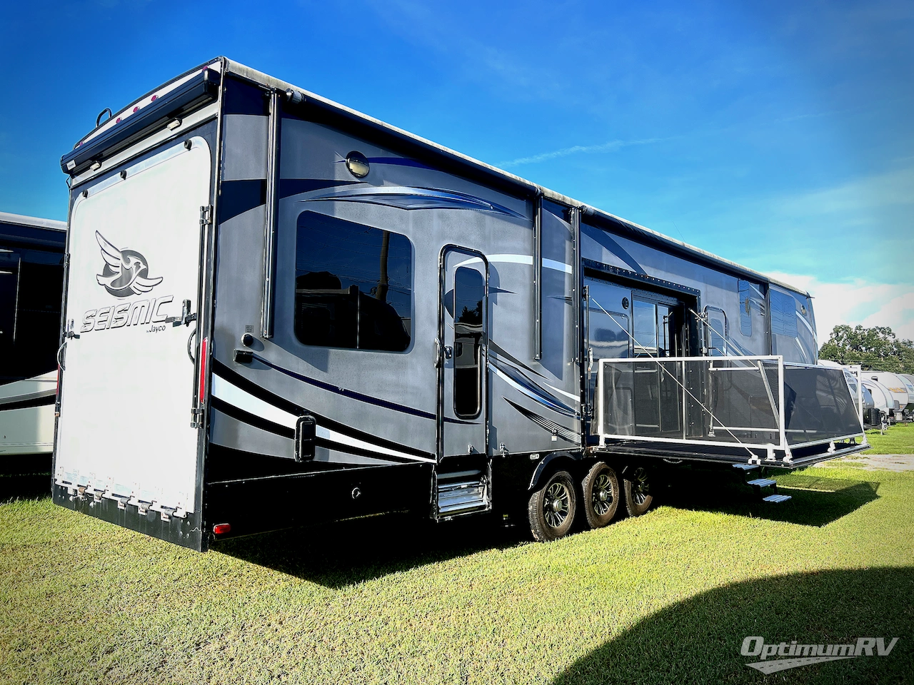 2017 Jayco Seismic 4212 Photo 2