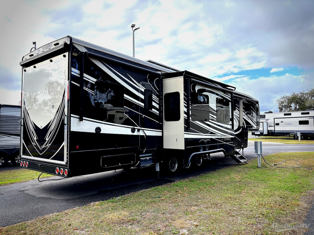 2020 DRV Luxury Suites FullHouse JX450 Photo 2