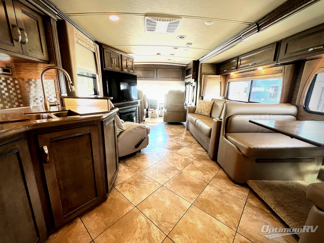 2019 Winnebago Forza 36G Photo 5