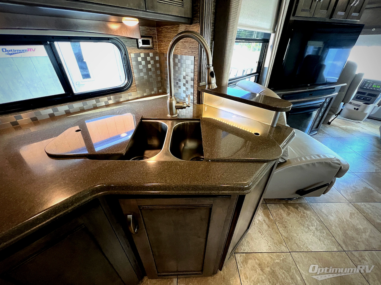 2019 Winnebago Forza 36G Photo 12