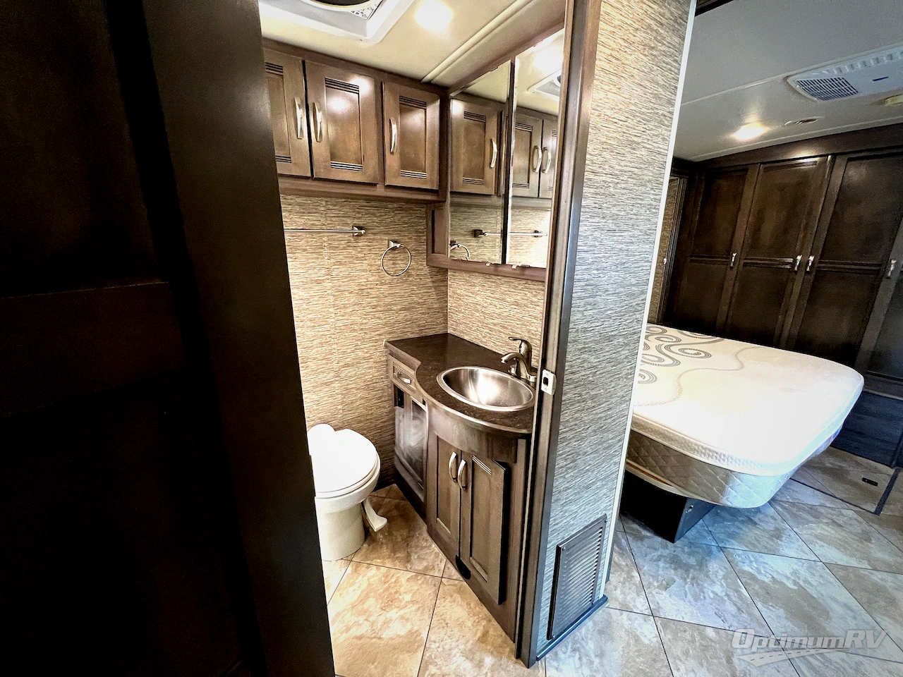 2019 Winnebago Forza 36G Photo 18