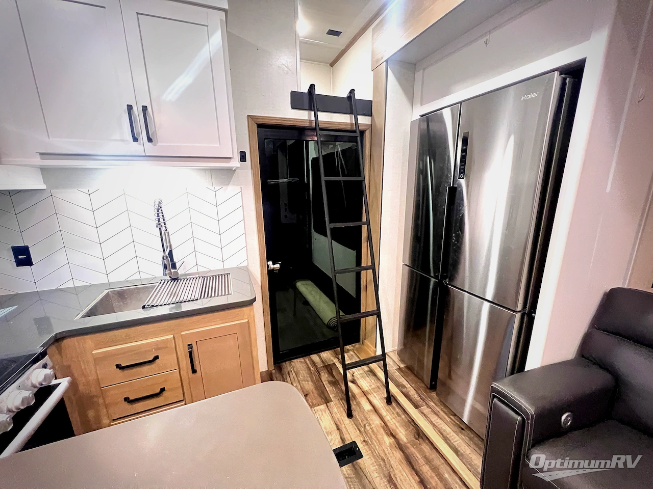 2022 Keystone Raptor 351 Photo 8