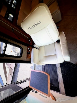 2014 Itasca Meridian 34B RV Photo 3