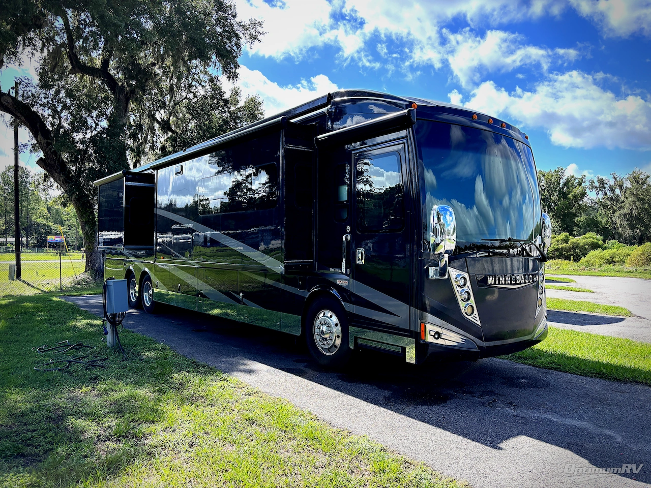2015 Winnebago Grand Tour 42QL Photo 1